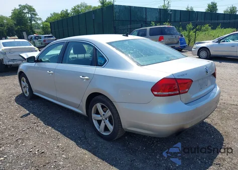 2014 Volkswagen Passat 1.8T Wolfsburg Edition z USA, uszkodzony, nr VIN 1VWAT7A39EC051562